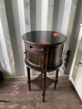 Round lamp table