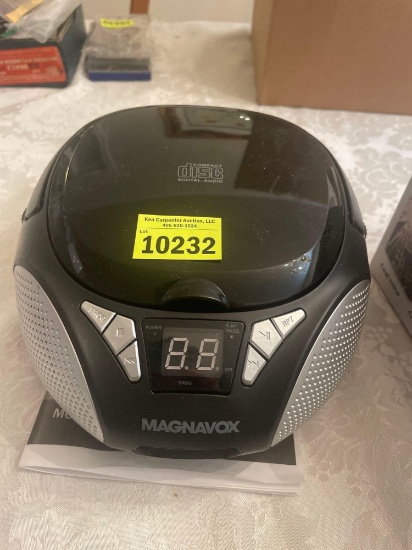 Magnovaox CD boombox