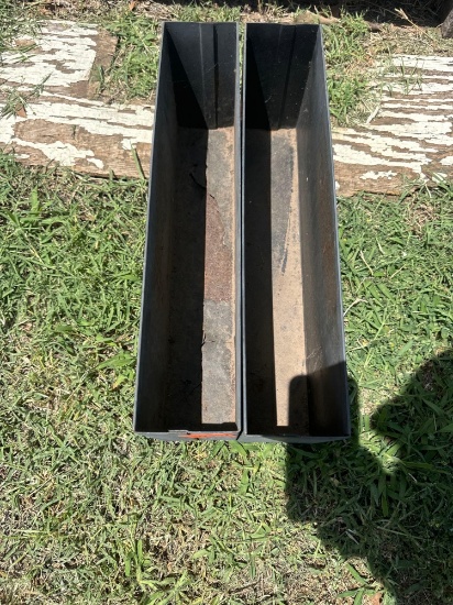 2 metal trays