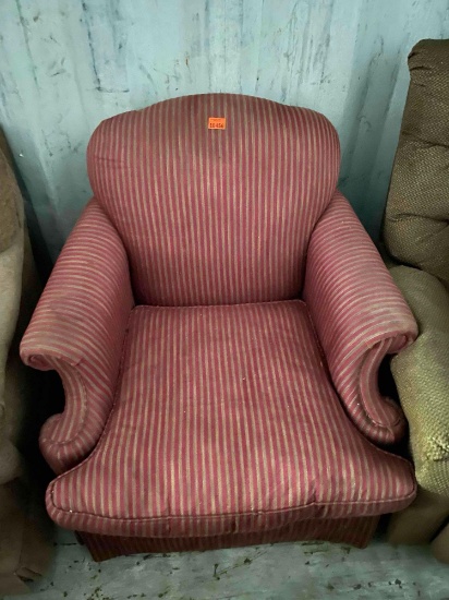 Accent chair *BUYER IS RESPONSIBLE FOR LOADING ALL ITEMS*
