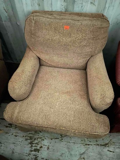 Accent chair *BUYER IS RESPONSIBLE FOR LOADING ALL ITEMS*