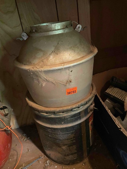 Large outdoor light and a 5 gallon metal bucket of unknown content