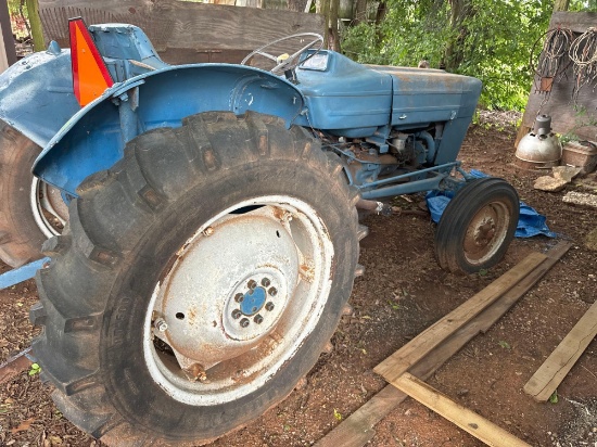 Ford tractor *BUYER IS RESPONSIBLE FOR LOADING*