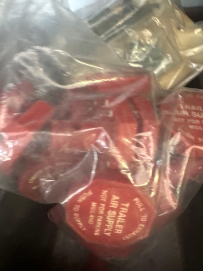 Bag of trailer air supply knobs, Casters and label tape