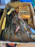 Knife set, misc kitchen utensils