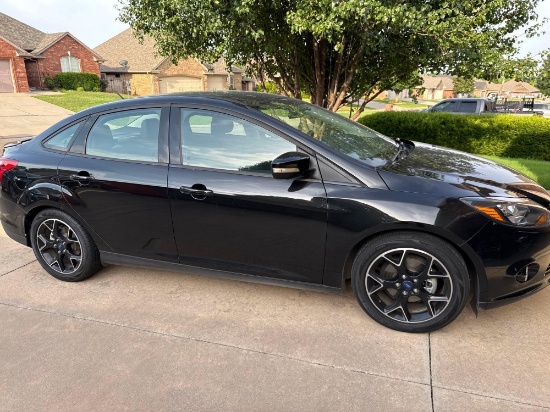 2014 Ford Focus four-door sedan SE5 passenger 2.0 L6 speed automatic transmission, exterior- tuxedo