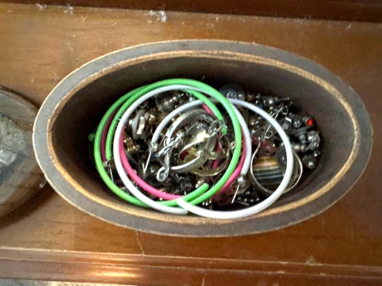 Shell container with multiple earrings