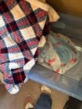 Tote with throws