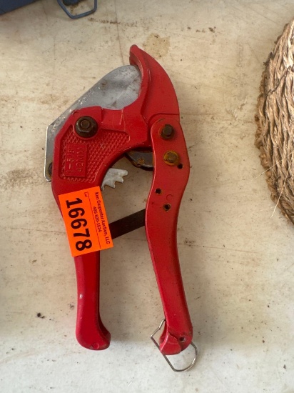 Pipe cutter