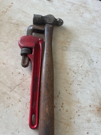 Hammer and pipe wrench
