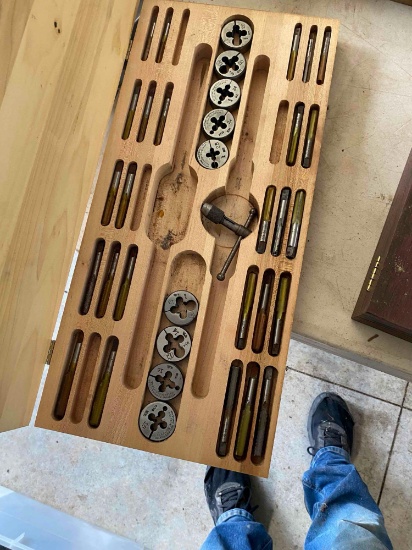 Tap and die set