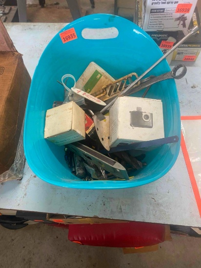 Pressure switch, clasp polishers, level and much more in this mixed lot
