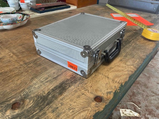 Locking case No key