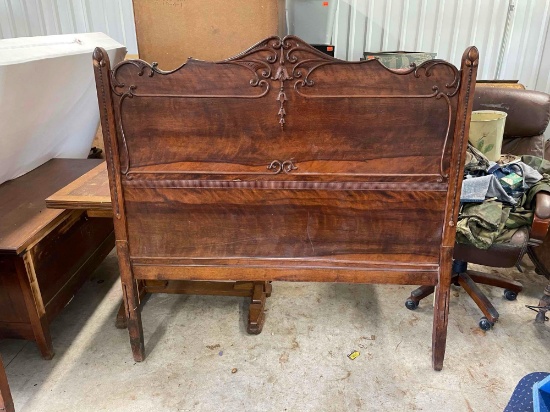 Headboard and foot boardappears to be a full size *BUYER IS RESPONSIBLE FOR LOADING*