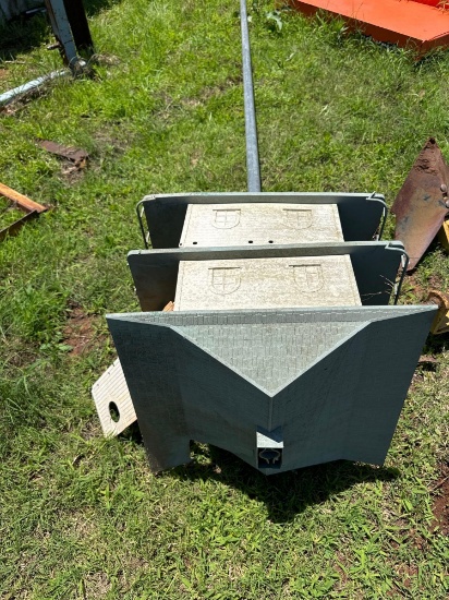 Birdhouse on pole *BUYER IS RESPONSIBLE FOR LOADING*