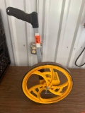 Road runner measuring wheel