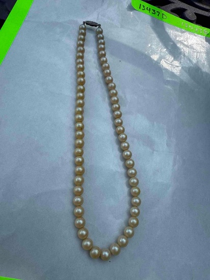Bead necklace