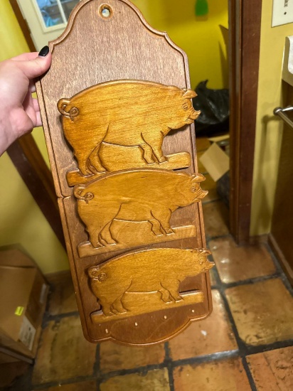 baking pans and pig decor holder