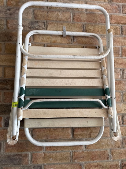 Folding lawn chair