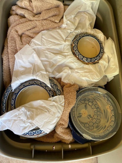 Temp tations oven ware bake set in tote on back porch