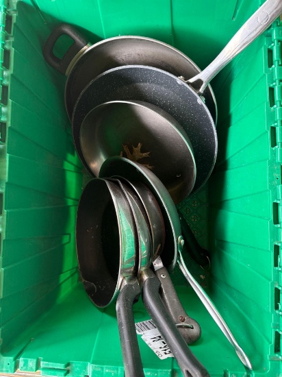 Tote with skillets