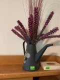 Watering can with arrangement