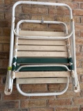 Folding lawn chair