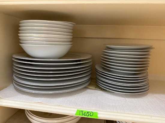 China nine piece plate set. Plates, dessert plates, cereal bowls, dessert plates, salt pepper