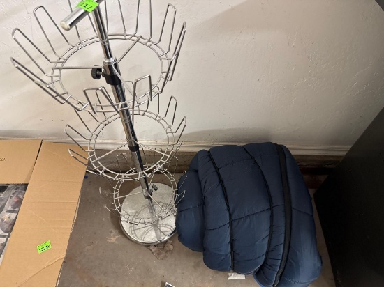 Metal shoe hanger, and sleeping bag