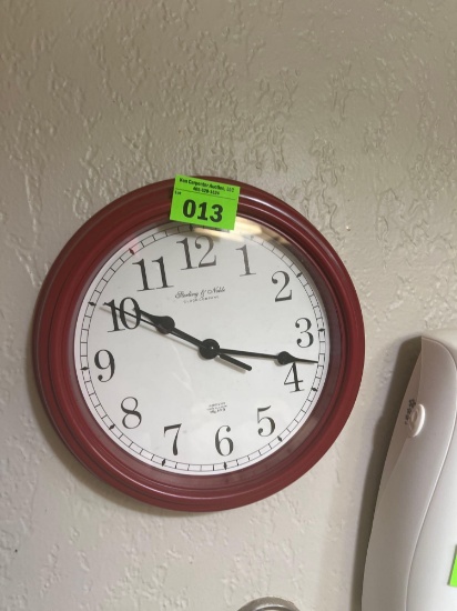 Round wall clock