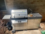 Outdoor gas grill