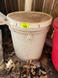 Bucket with lid