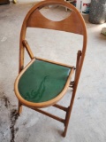 6 wood folding chairs with table