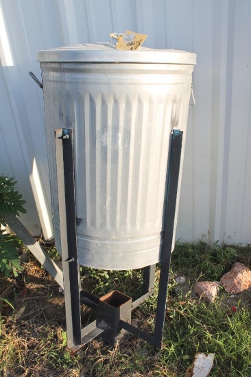 Trash can 4x4 pole game feeder. Will not ship, pick-up only.
