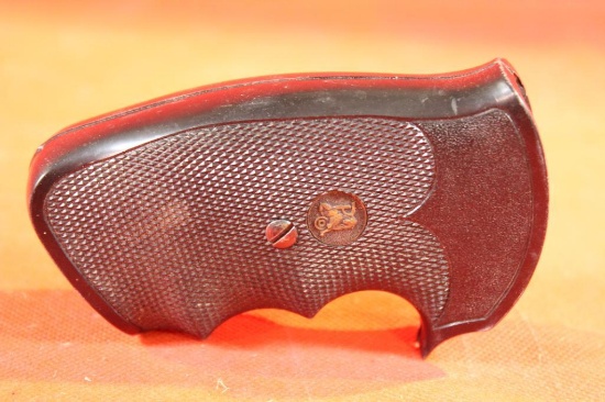 One Pachmayr K frame pistol grip. Used.