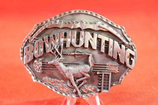 Bowhunting belt buckle with deer