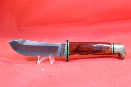 Buck model 103 skinning knife with original sheath. Appears to be in nearly new condition.