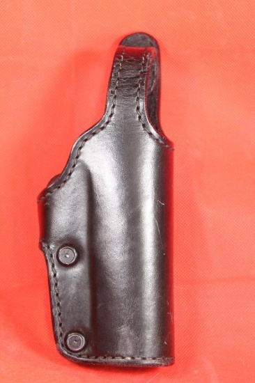 Black Gun Leather right handed belt holster, fits Glock 17, with snap thumb strap. Used in very nice