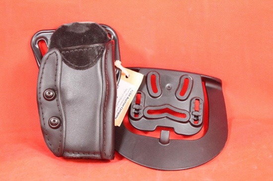 Black SafariLand right handed holster, fits Glock 17/22 and a Blackhawk mount for SafariLand. Like