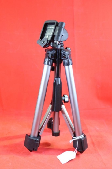 Telescoping Quantaray camera, spotting scope tripod in nylon bag.