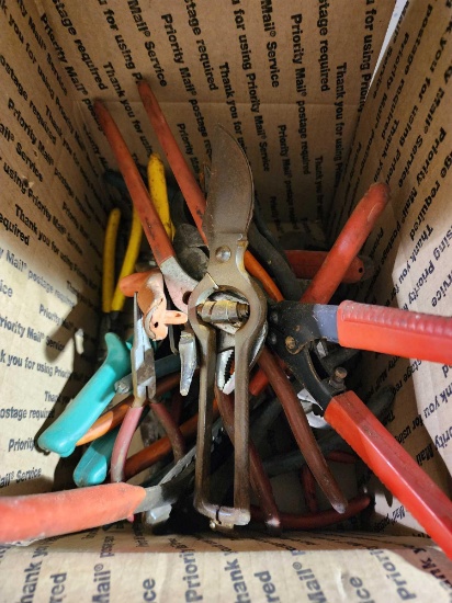 Miscellaneous pliers, etc. Used.