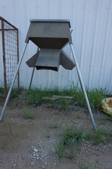 All Seasons Feeders four sided feeder on legs