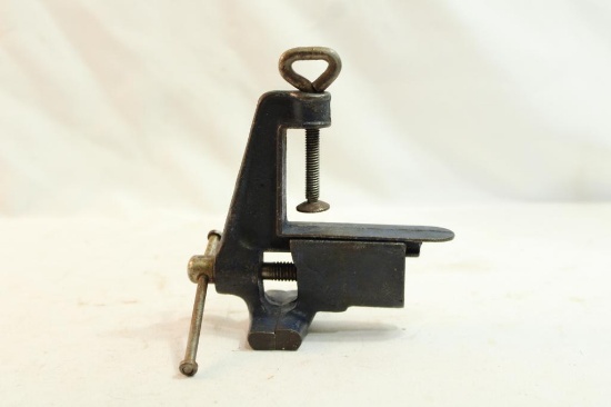 Small table top vise