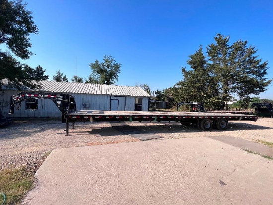 2017 PJ Flatbed Gooseneck 40' with tandem dual axles. (Title in office)