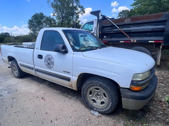 2001 Chevrolet 1500 (Unknown Condition) (180k miles unverified per cosigner) Sold as is buyer must