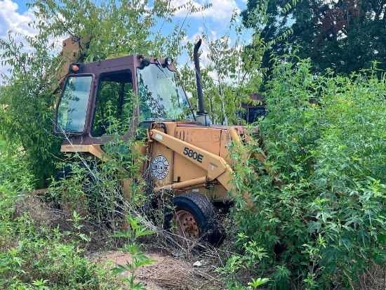 Case 580E Backhoe (Unknown Condition) Sold as is buyer must schedule a pickup time & load it