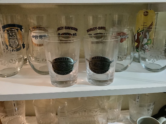 HARLEY DAVIDSON CHRISTMAS GLASSES AND 2 GLASSES WITH METAL LOGO