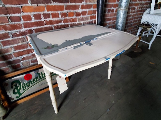 VINTAGE METAL TABLE WITH FOLD OUT LEAFS