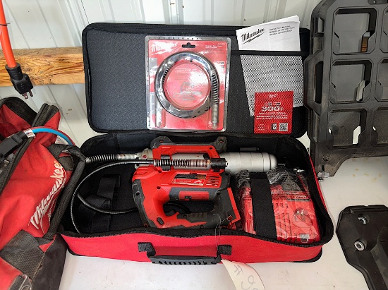 MILWAUKEE M18 GREASE GUN