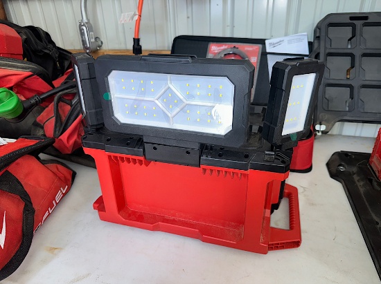 MILWAUKEE M18 PACKOUT LIGHT/CHARGER